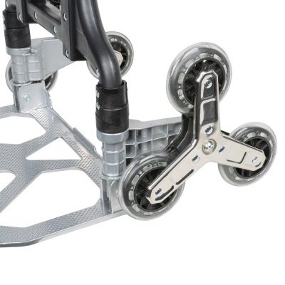 Rodas triplas e estrutura metálica cinza de um carrinho de transporte