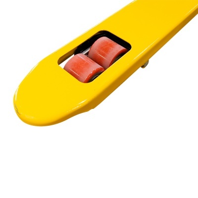 Parte inferior amarela de paleteira com rodas vermelhas