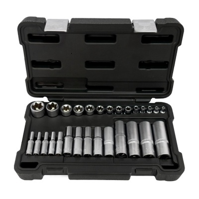 Estojo preto aberto com 32 soquetes metálicos prateados organizados em duas filas