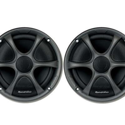 Par de altifalantes PowerBass pretos com grelha em formato de raios.
