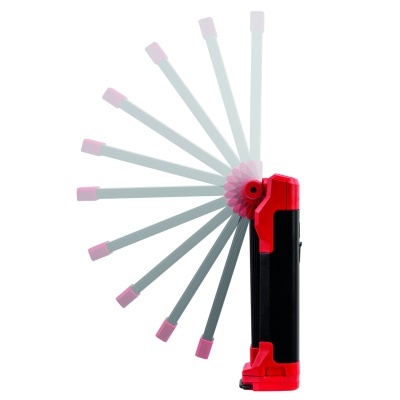 Lanterna portátil vermelha e preta com mecanismo articulado para ajuste de ângulo