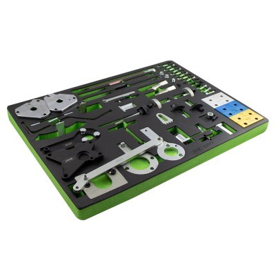 Conjunto organizado de ferramentas e peças mecânicas numa base verde