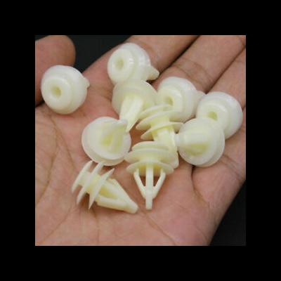 Presilhas de plástico brancas numa mão