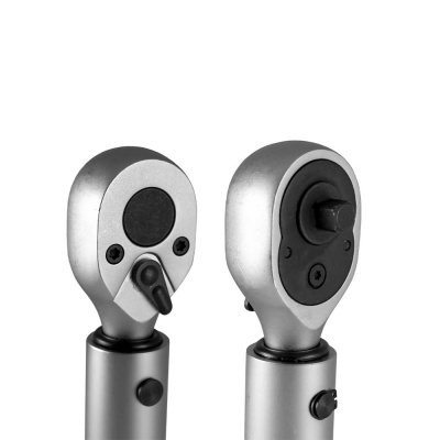 Duas cabeças de catraca metálicas prateadas com detalhes pretos