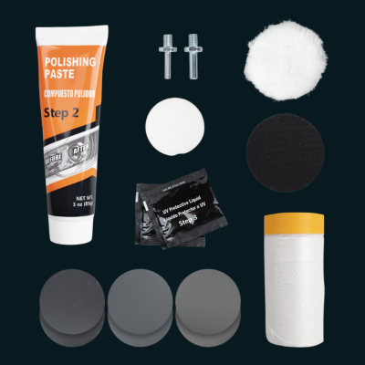 Conjunto de polimento para automóveis com pasta, esponjas e acessórios sobre fundo preto