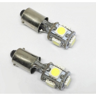 Duas lâmpadas LED pequenas com base metálica prateada e vários LEDs visíveis