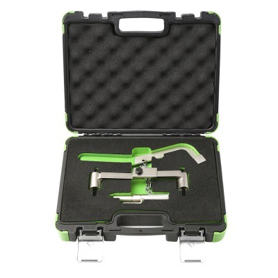 Conjunto de ferramenta metálica verde e prata em caixa preta acolchoada