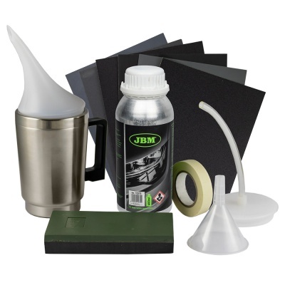 Conjunto de ferramentas automóveis com copo metálico, frasco JBM, fita adesiva, funil, e folhas pretas.