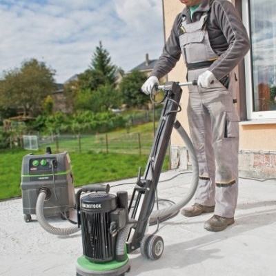 Homem a polir o chão exterior com máquina BENSTOCK e aspirador