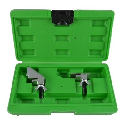 Conjunto de ferramentas em caixa verde aberta com duas peças metálicas