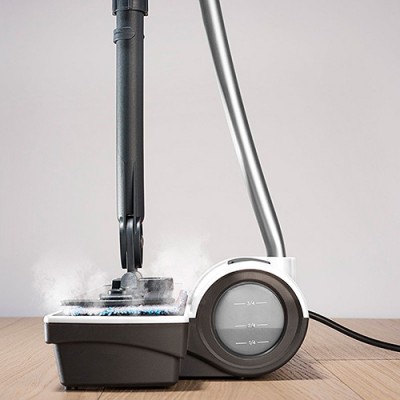 aspirador de vapor branco e cinza escuro com depósito translúcido a emitir vapor