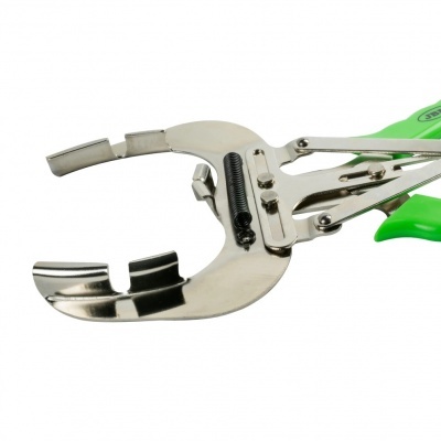 Ferramenta metálica com punhos verdes para abraçadeiras