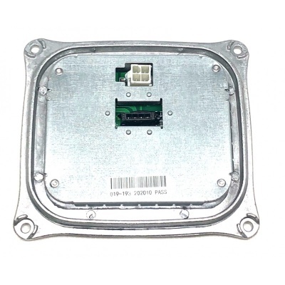 Peça metálica quadrada com conectores e etiqueta em fundo branco