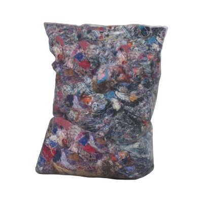 Saco transparente com tecidos coloridos variados no interior