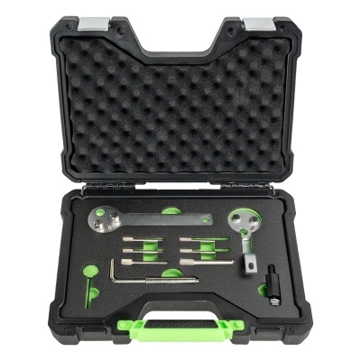 Conjunto de ferramentas metálicas numa caixa preta com interior em espuma acolchoada e pega verde.
