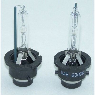 Duas lâmpadas D4S 6000K com base preta e vidro transparente