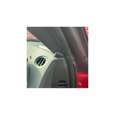 Interior de carro com porta vermelha, painel cinzento e coluna A com borracha preta