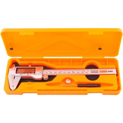 Paquímetro digital de aço inoxidável numa caixa amarela