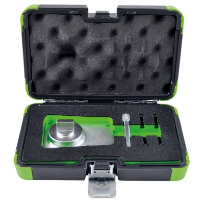 Conjunto de ferramentas num estojo preto com detalhes verdes e interior em espuma