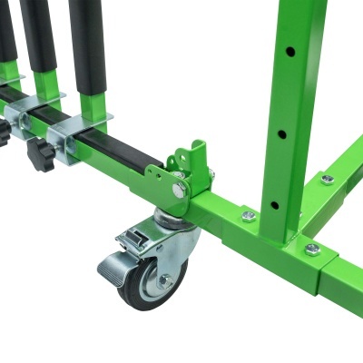 Estrutura metálica verde com rodas de borracha e travão
