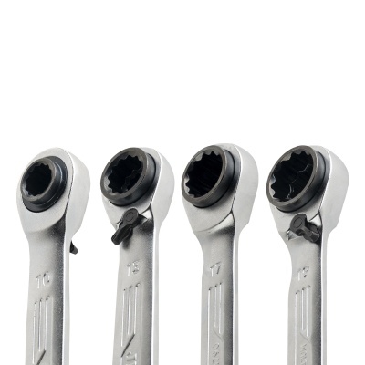 Quatro chaves poligonais metálicas com catraca em fundo branco