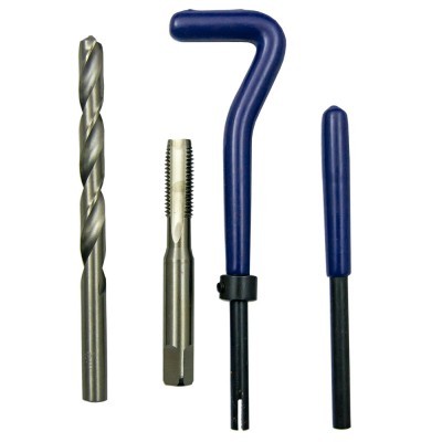 Conjunto de ferramentas metálicas e azuis sobre fundo branco