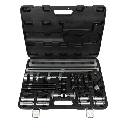 Conjunto de ferramentas metálicas em estojo preto aberto