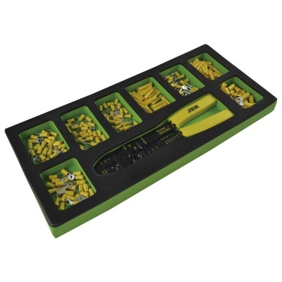 Conjunto de ferramentas e terminais elétricos amarelos num tabuleiro verde e preto com alicate WEK