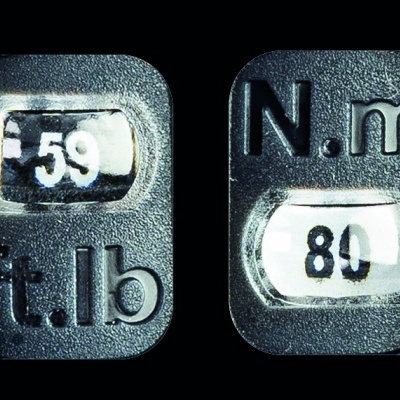 Marcadores pretos com visor numérico mostrando F 59 para ft.lb e 80 para N.m