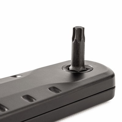 Ferramenta preta com ponta de ferro em fundo branco.