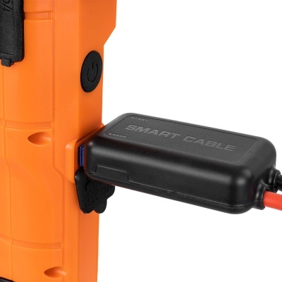 Cabo inteligente preto com texto SMART CABLE ligado a ferramenta elétrica laranja