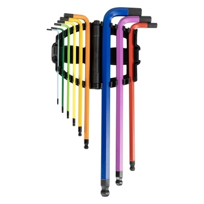 Conjunto colorido de chaves hexagonais em suporte preto.