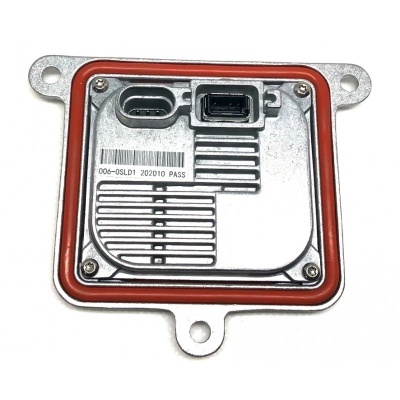 Componente eletrônico metálico retangular com conetores e etiqueta