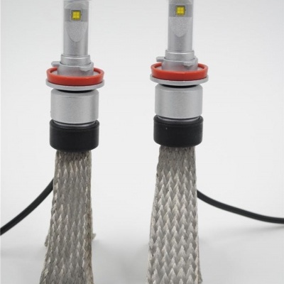 Dois bulbos LED prateados com anel vermelho e fitas têxteis penduradas