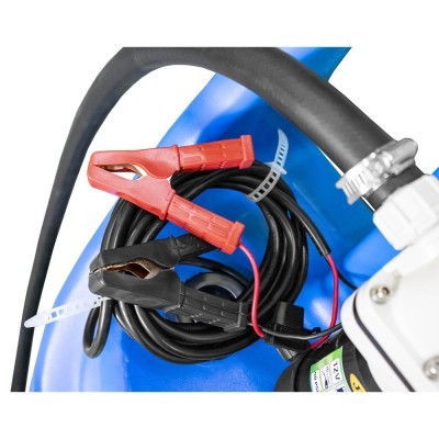 Cabos de bateria com grampos vermelho e preto enrolados junto a mangueira e equipamento