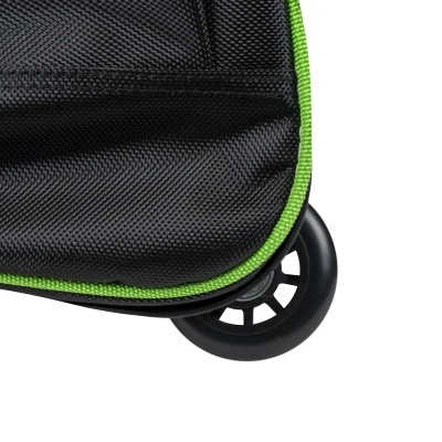 Detalhe da roda e canto inferior de uma mala preta com borda verde