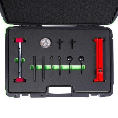 Conjunto de ferramentas organizadas numa caixa preta com espuma