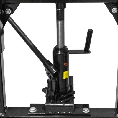 Máquina hidráulica metálica preta com alavanca e base retangular com parafusos