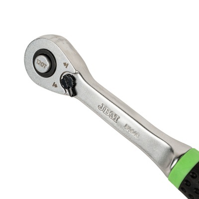 Chave de catraca metálica com punho preto e verde e inscrições JBM 52448