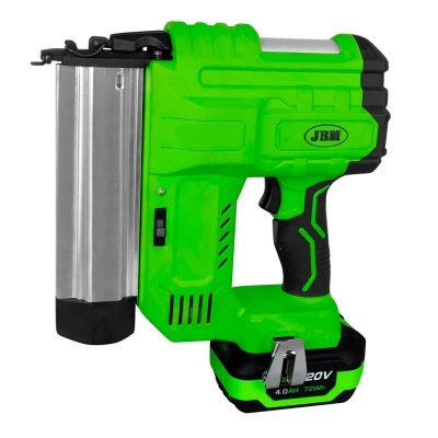 Ferramenta elétrica pistola verde e preta com metal prateado e etiquetas