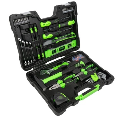 Estojo preto com conjunto de ferramentas verdes e pretas organizadas