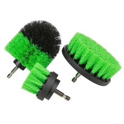 Três escovas de limpeza com cerdas verdes e pretas e suporte preto