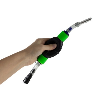 Dispositivo preto e verde com partes metálicas e transparentes segurado por mão