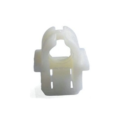 Peça plástica branca com formato irregular e aberturas laterais