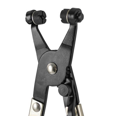 Ferramenta metálica preta com extremidades ajustáveis e parafusos de nível