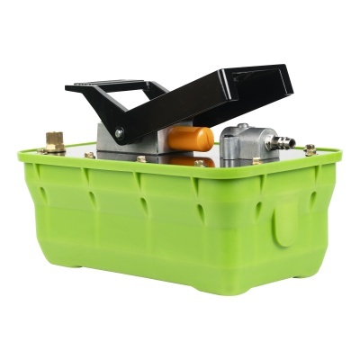 Bomba manual portátil com base verde e alavanca preta