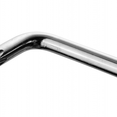 Ferramenta metálica em ângulo com extremidade sextavada