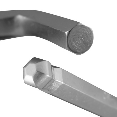 Ferramentas metálicas cromadas com extremidades hexagonal e redonda