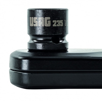 Soquete preto de metal com texto USAG 235 1/2 e chave de caixa preto