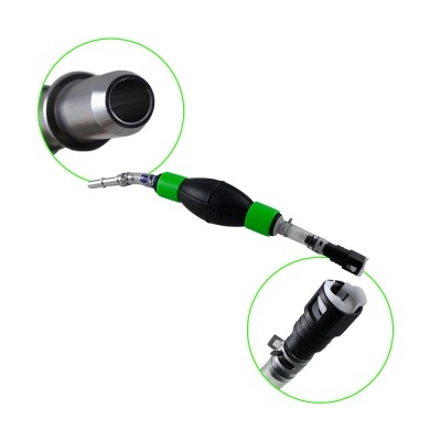 Mangueira flexível preta e verde com conetores metálicos em fundo branco